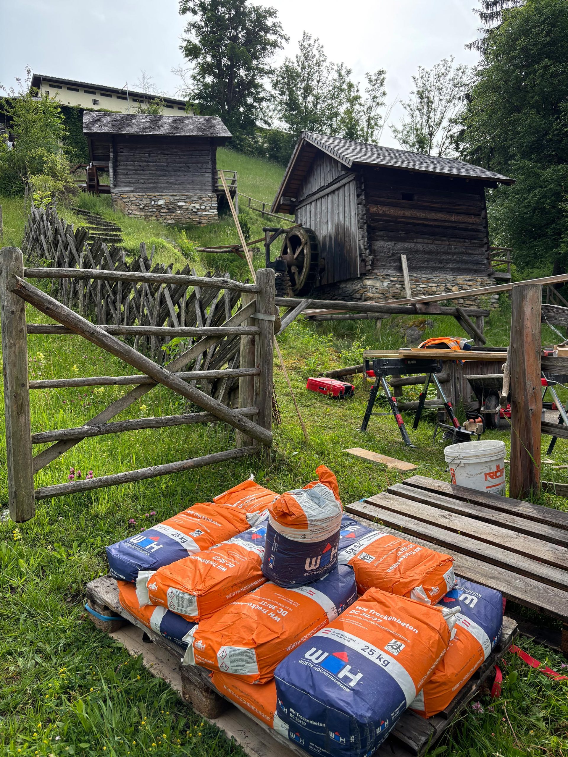 Baustoffe für das Fundament der historischen Mühle in Pfarrwerfen – Projekt 7 Mühlen von Robert Präauer.