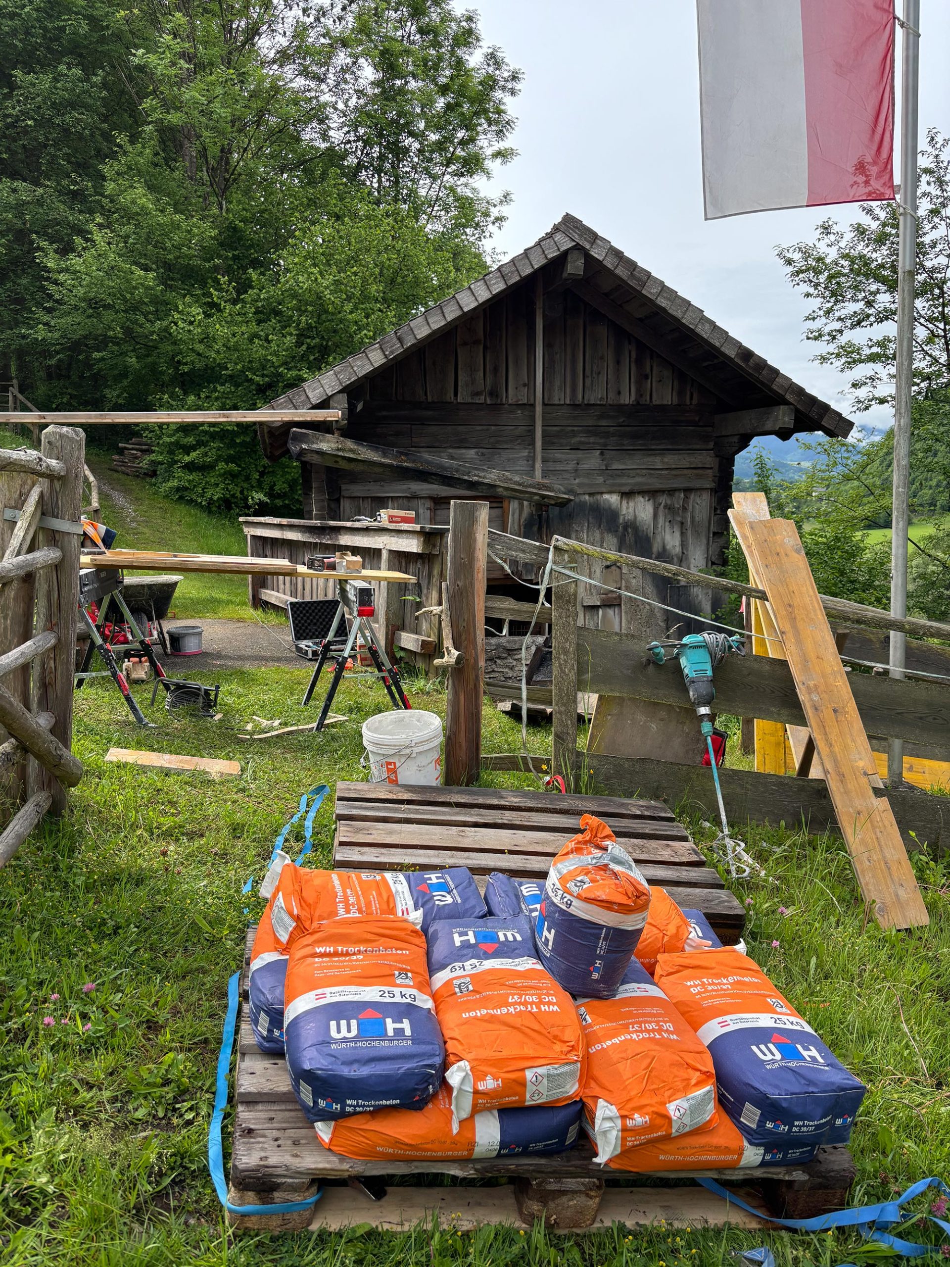 Baumaterial und Werkzeuge beim Mühlenprojekt in Pfarrwerfen – Bauausführung durch Robert Präauer.
