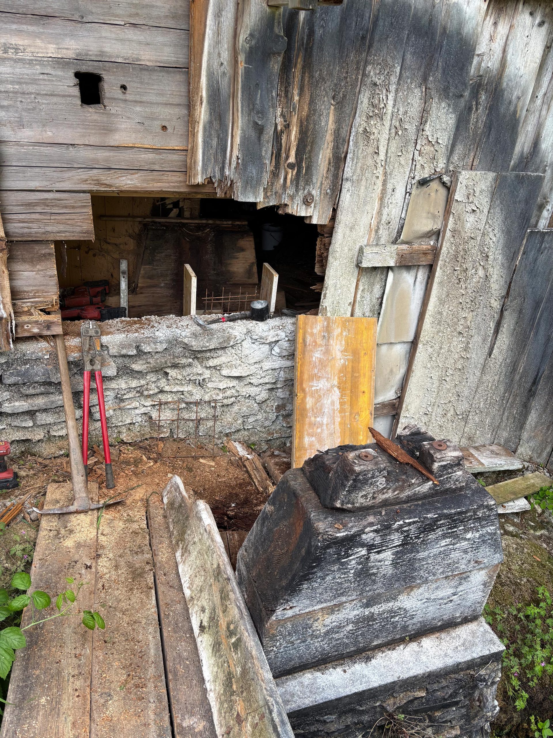 Sanierung der alten Mauerstruktur an der Wassermühle – Fundamentarbeiten durch Robert Präauer.