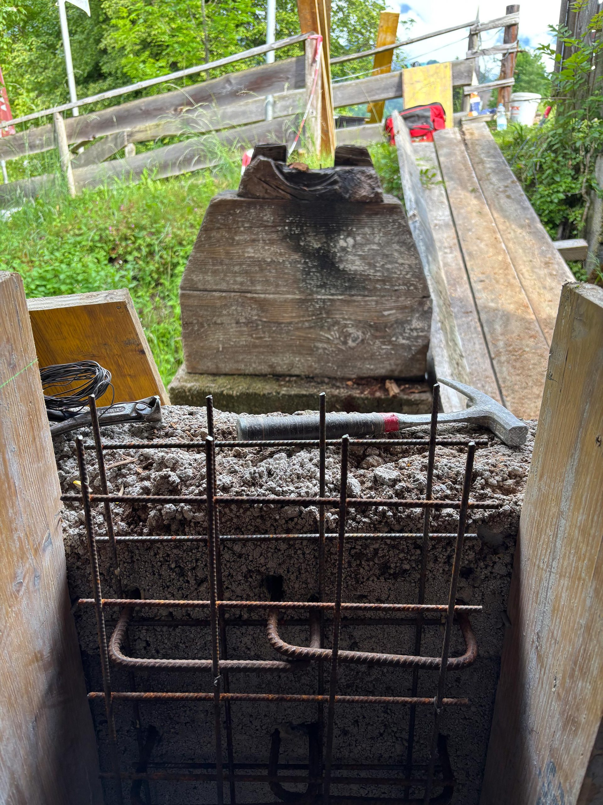 Bewehrung des neuen Fundamentes für das Mühlenrad – präzise Handwerksarbeit von Robert Präauer.