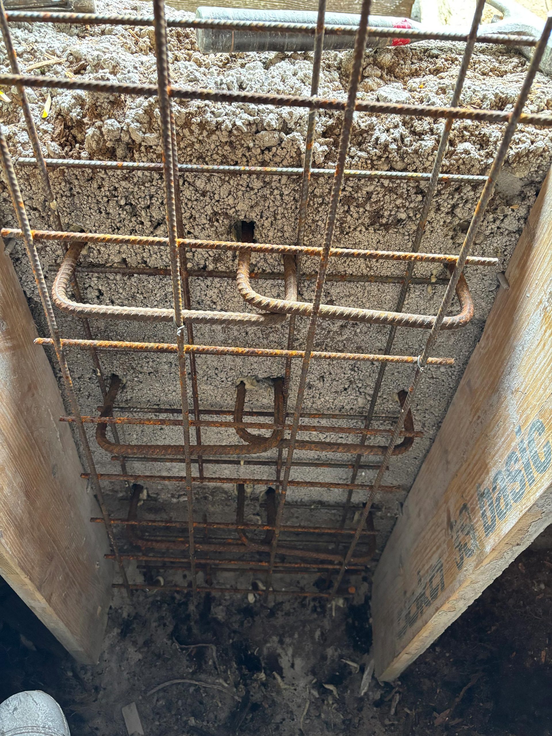 Bewehrungsstahl und Schalung für das Fundament der Wassermühle – Bauprojekt Robert Präauer.