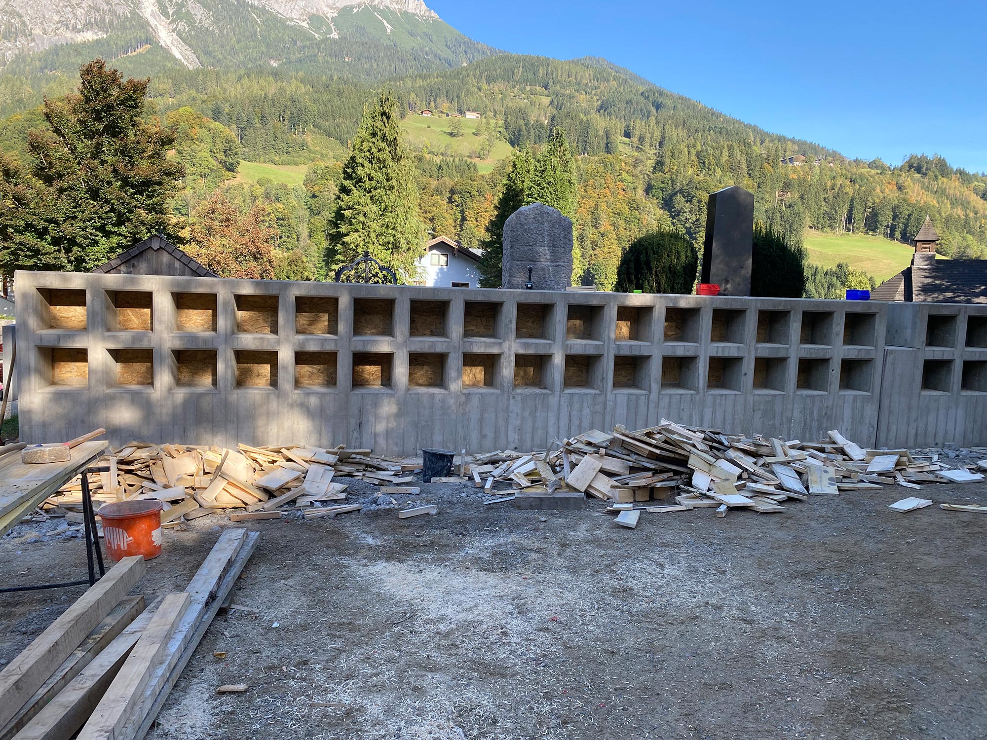 praebau-urnenmauer-werfen-10