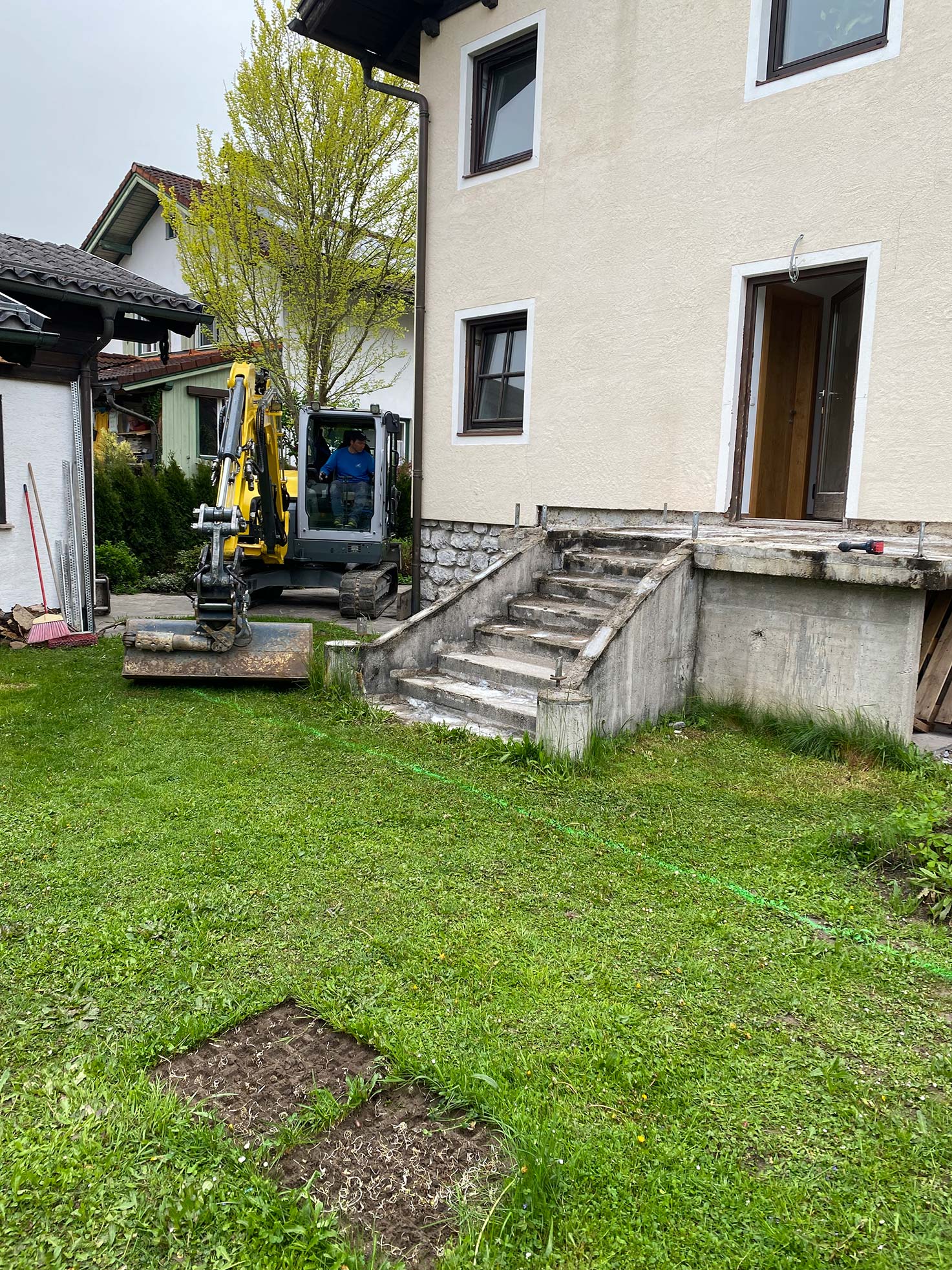 Abbruch der alten Betontreppe und Vorbereitung der Baugrube beim Zubau in Golling durch Robert Präauer.