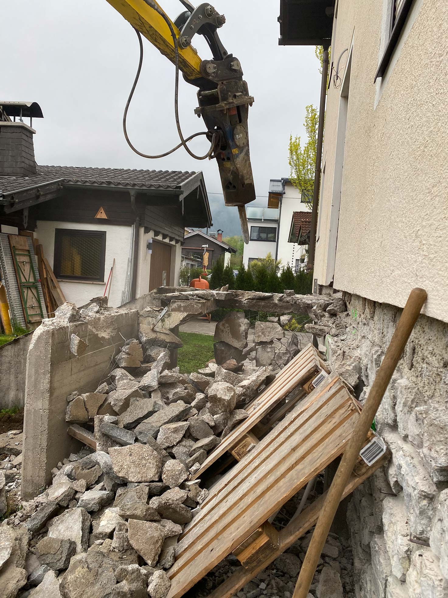 Rückbau der bestehenden Betonstruktur mit Bagger und Meißel – Bauarbeiten am Projekt Krappinger von Robert Präauer.