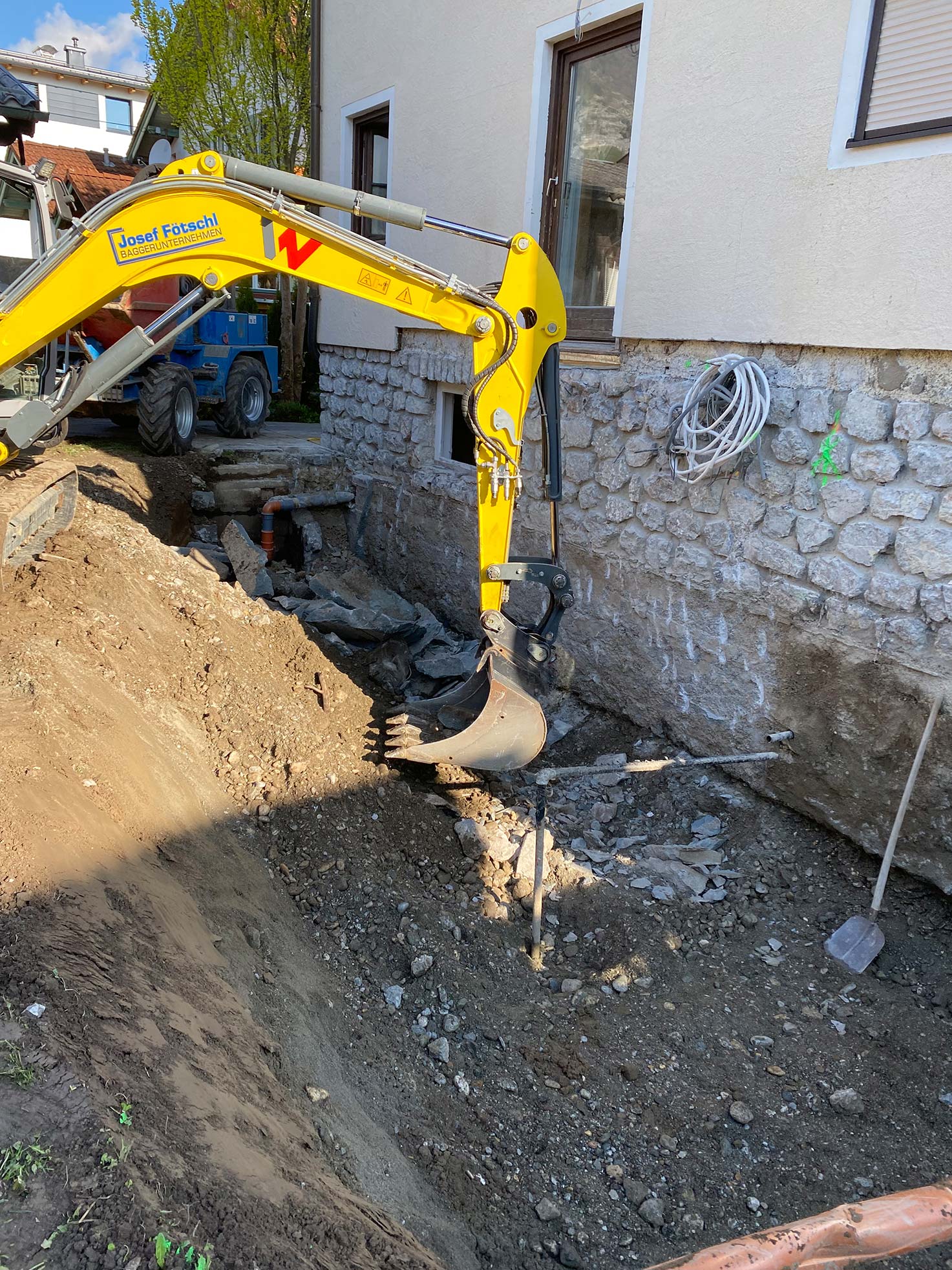 Aushub der Baugrube für den neuen Keller in Golling – präzise Erdarbeiten durch Robert Präauer.