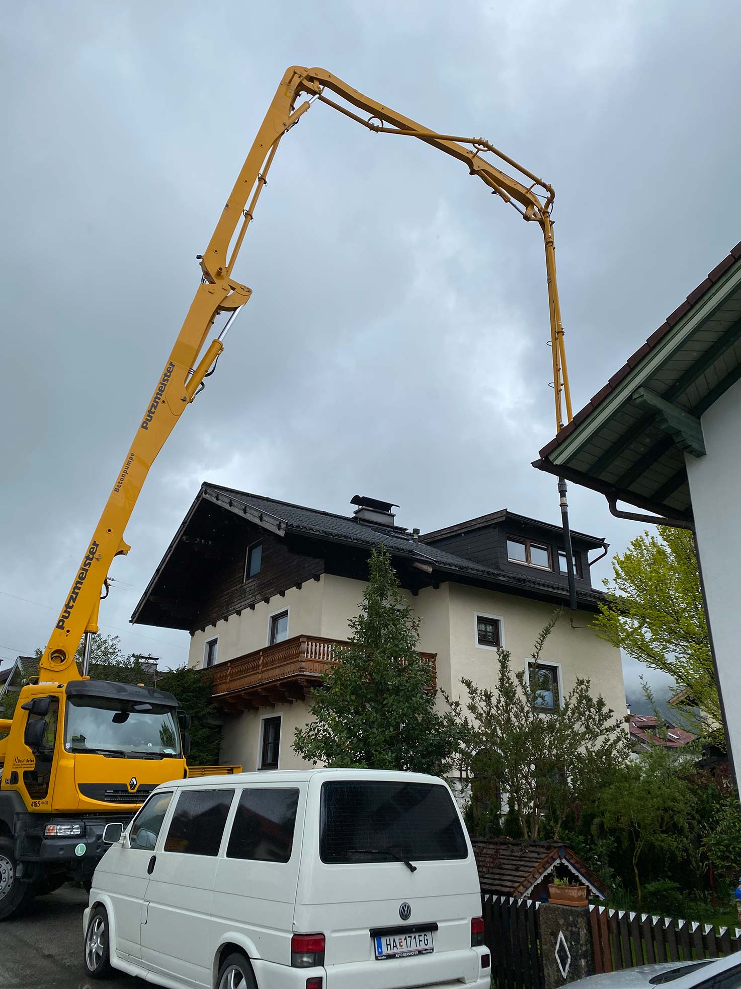 Betonpumpe beim Ausgießen der Kellerwände – Projekt Krappinger, umgesetzt von Robert Präauer.
