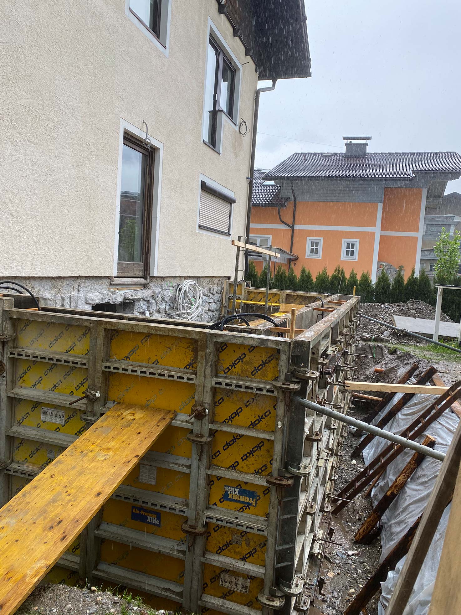 Schalungsarbeiten und Betonwände des neuen Kellerraums – Zubau-Projekt Krappinger von Robert Präauer.