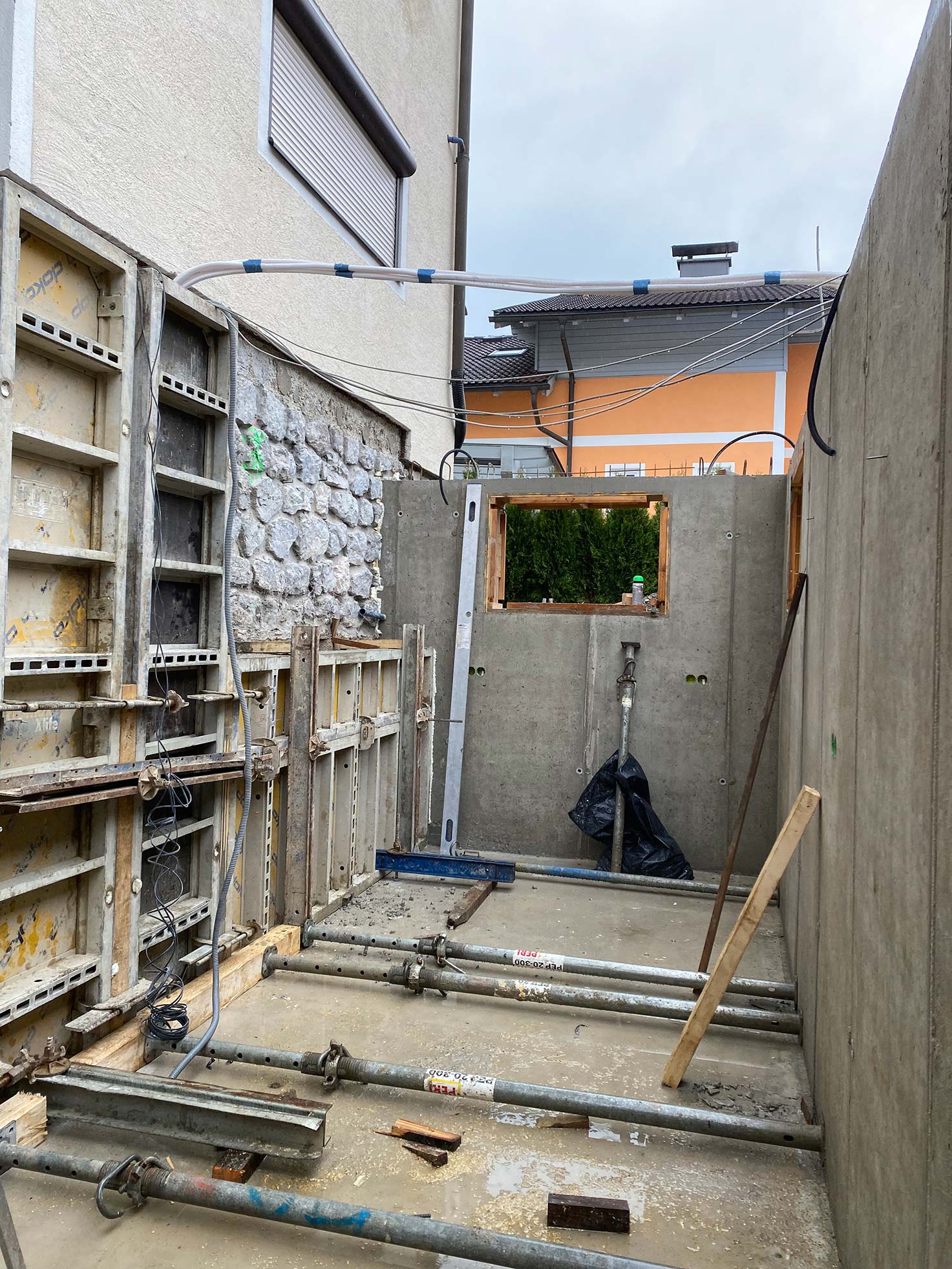 Innenansicht der frisch betonierten Kellerwände beim Projekt Krappinger in Golling – Robert Präauer.