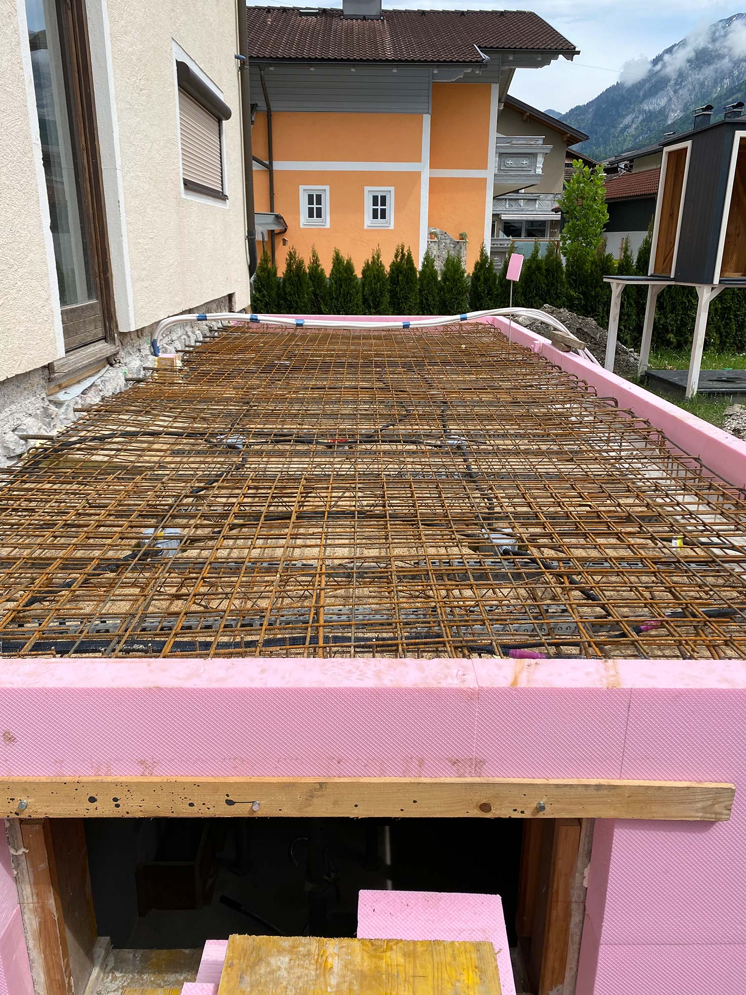 Bewehrung und Wärmedämmung mit XPS-Platten vor der Betondecke – Zubau mit Kellerraum, Robert Präauer.