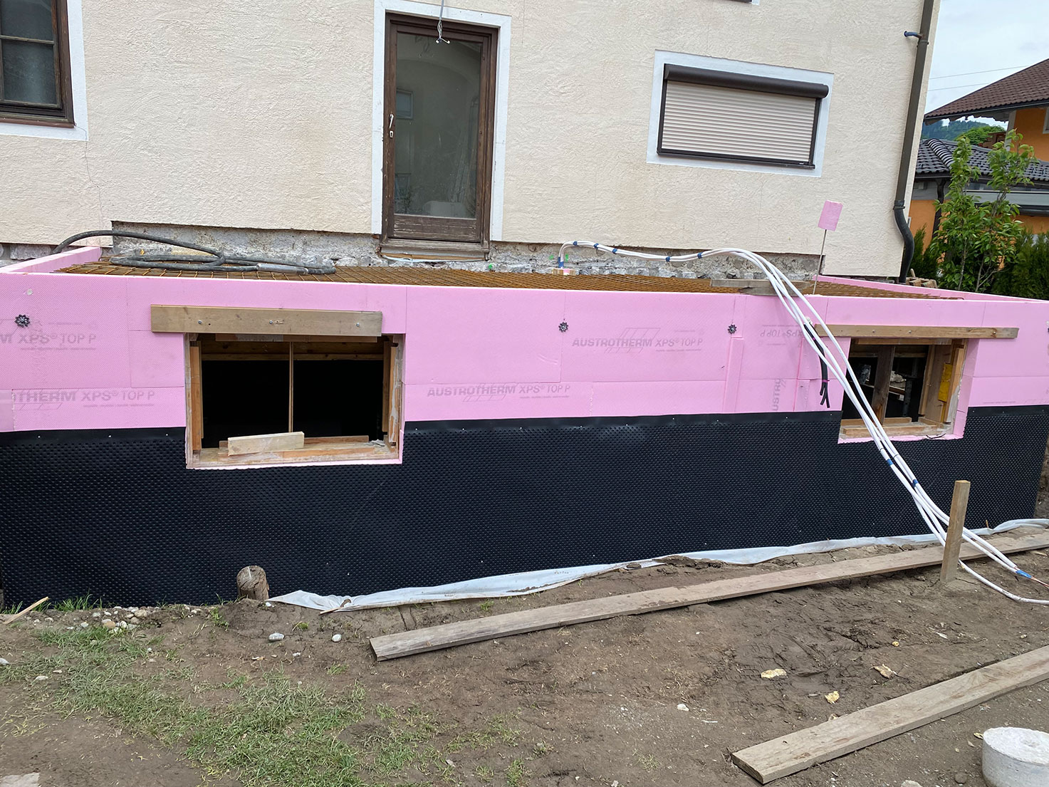 Abgedichtete Kellerwände mit Noppenfolie – Endphase der Bauarbeiten beim Projekt Krappinger von Robert Präauer.