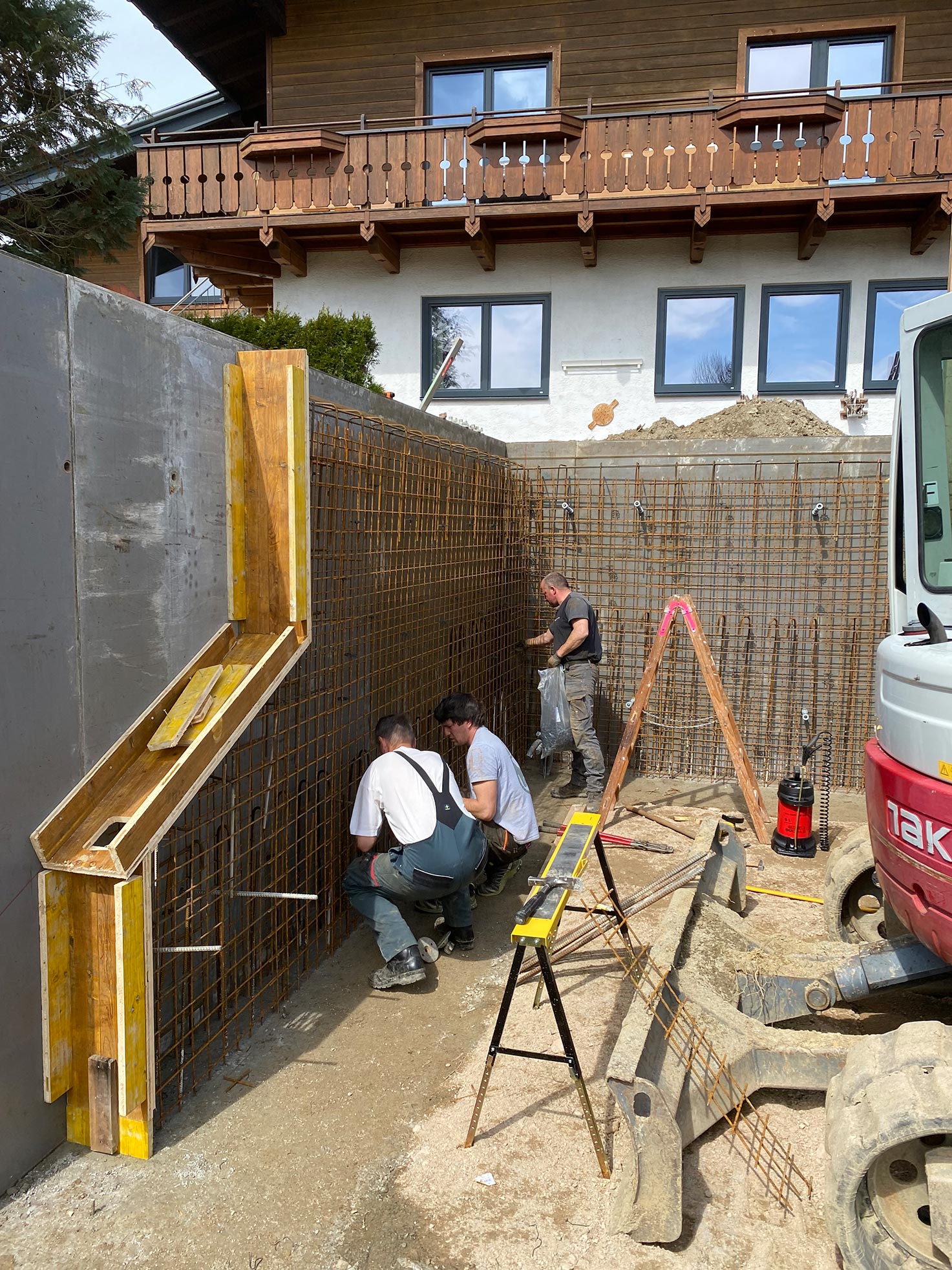 Bewehrungsarbeiten an der Stützmauer für ein Carport mit vier Stellplätzen in Flachau – präzise Ausführung der Eisenarmierung, Bauleitung Robert Präauer / Praebau.