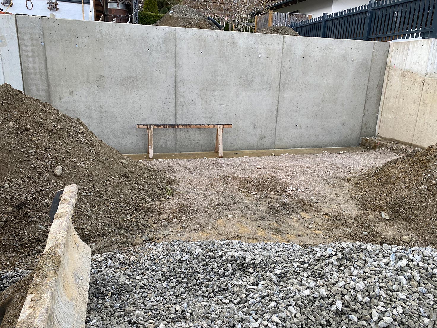 Fertige Sichtbetonwand der Stützmauer für das Carport mit vier Stellplätzen in Flachau – gleichmäßige Betonoberfläche, ausgeführt von Robert Präauer / Praebau.
