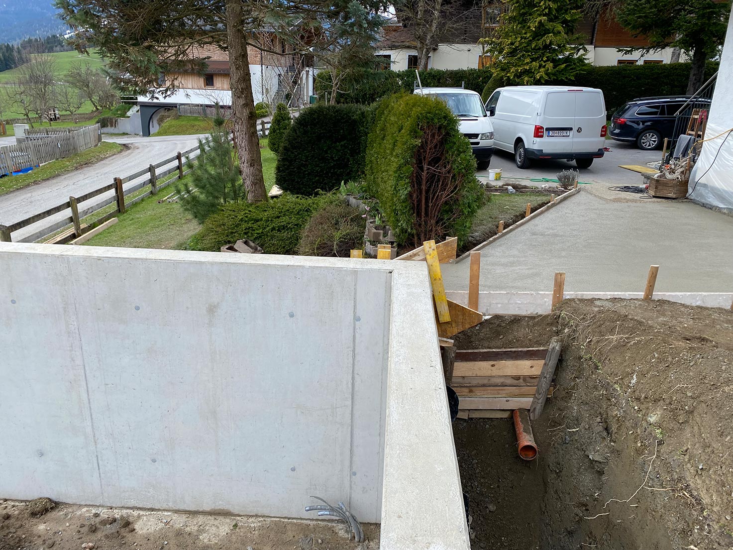 Sichtbeton-Stützmauer und angrenzende Carport-Zufahrt in Flachau – präzise Ausführung durch Robert Präauer / Praebau.