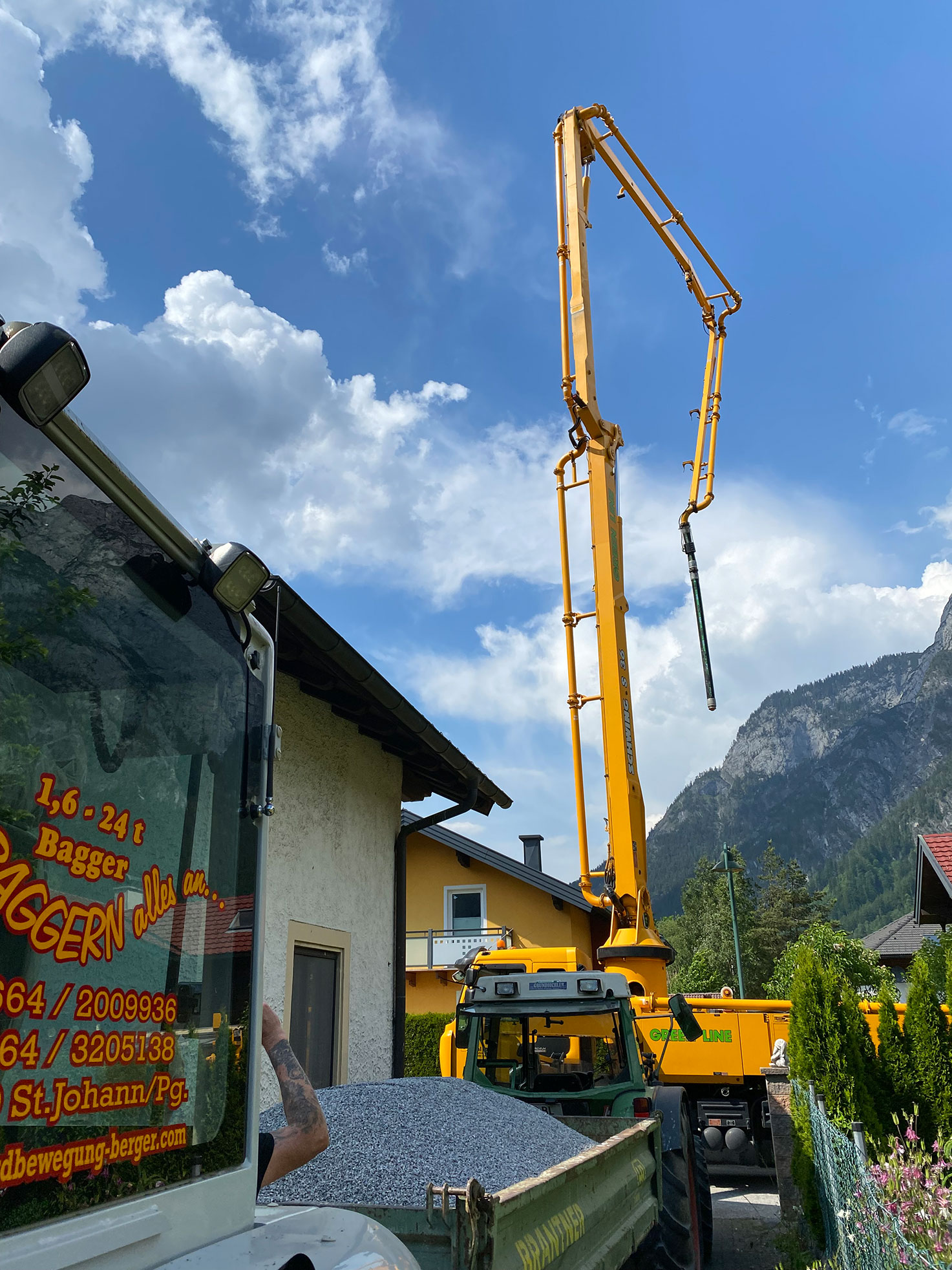 Betonpumpe beim Terrassenbau in Tenneck – Robert Präauer / Praebau