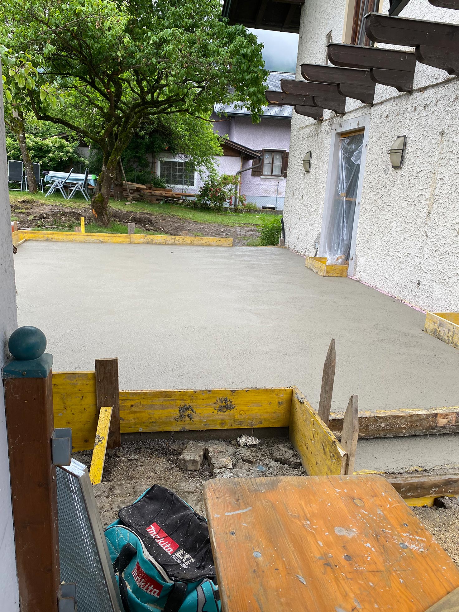 Frisch betonierte Terrasse beim Projekt Rainer in Tenneck – Robert Präauer / Praebau