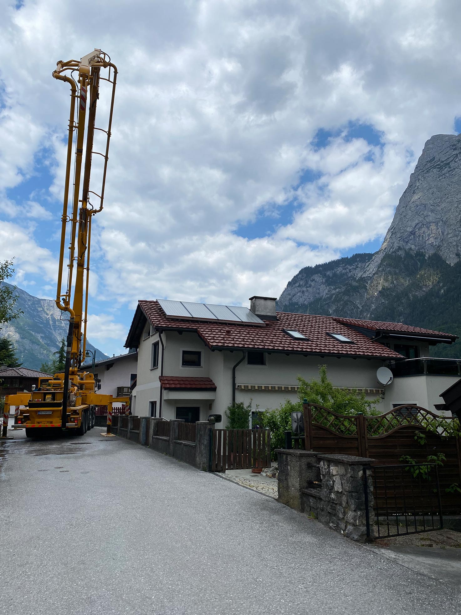 Betonpumpe im Einsatz beim Balkonbau in Tenneck – Robert Präauer / Praebau